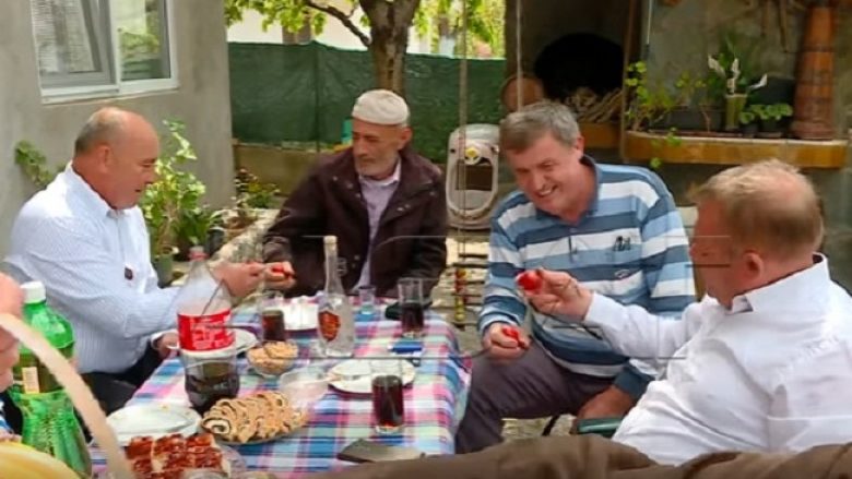 Pashkët, shqiptarët urojnë bashkëqytetarët (Video)