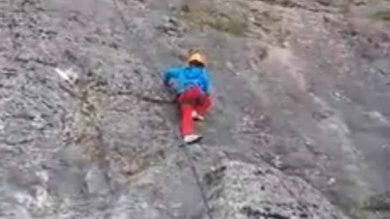 Lekë Nikçi shtatëvjeçar, me sukses realizoi ngjitjen në shkëmbinj (Video)