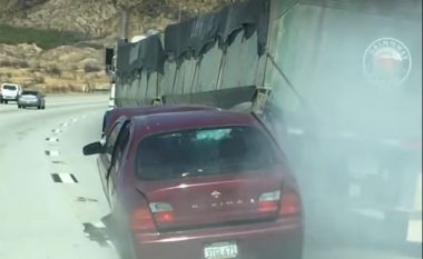 Makina përplaset për kamion, tërhiqet zvarrë për afro shtatë kilometra (Video)