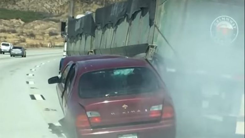 Makina përplaset për kamion, tërhiqet zvarrë për afro shtatë kilometra (Video)