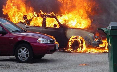 Zjarri kaplon një makinë në Strugë
