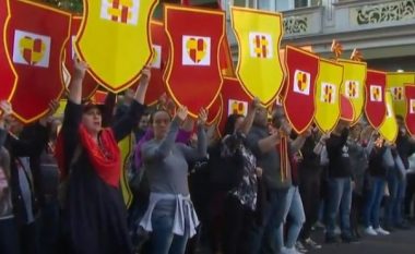Protestuesit ‘Për Maqedoni të përbashkët’ protestojnë me ‘mburoja’