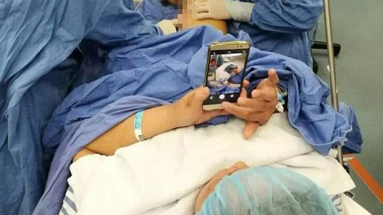 Pacientja xhironte me telefon ortopedët derisa po e operonin (Foto)