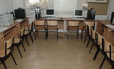 Vidhen dhjetëra monitorë kompjuterësh në Vrutok të Gostivarit