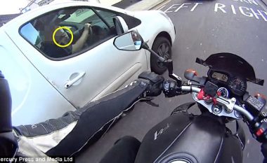 Motoçiklisti gati e pësoi keq, nga një shofer që kruante hundën derisa voziste (Video)