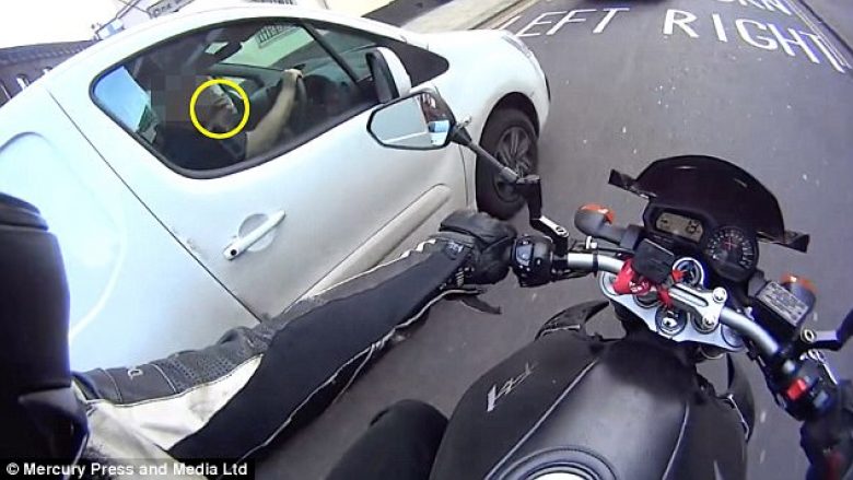 Motoçiklisti gati e pësoi keq, nga një shofer që kruante hundën derisa voziste (Video)