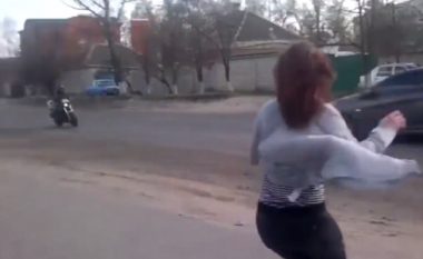 Motoçiklisti përplaset duke shikuar valltaren provokuese në skaj të rrugës (Video)