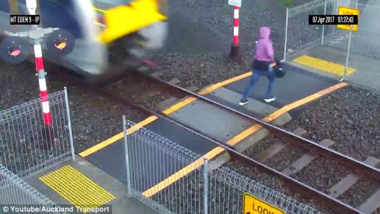 Zgjodhi mënyrën më të keqe për të kaluar mbi hekurudhë (Video)