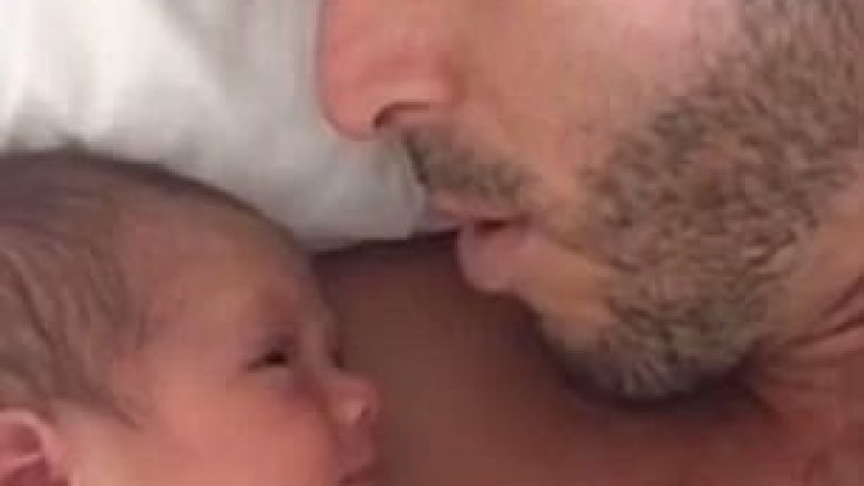 Video se si babai e vuri në gjumë të bijën është parë mbi 25 milionë herë (Video)
