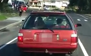 Ndalohet fëmija që voziste me disa bashkëmoshatarë dhe një dhi (Video)