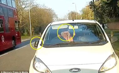 Ngasja e parregullt e veturës, sepse shoferja ishte duke e grimuar fytyrën (Video)