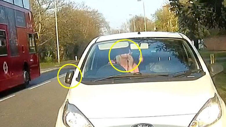 Ngasja e parregullt e veturës, sepse shoferja ishte duke e grimuar fytyrën (Video)