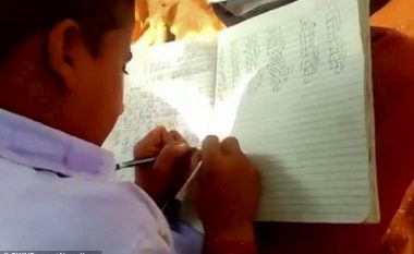 Nxënësit mësohen të shkruajnë me të dy duart në të njëjtën kohë (Video)