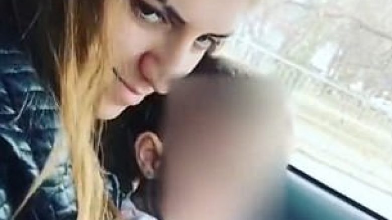 Nëna voziti me fëmijën në prehër pa e vënë rripin e sigurisë (Video)