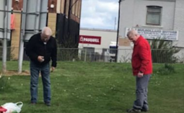 Pas përleshjes fizike, të moshuarit kërkuan syzet që ranë në barë (Video)