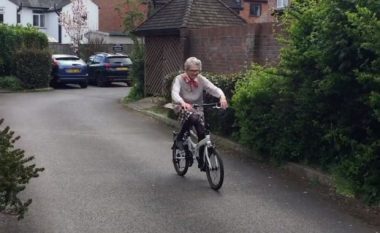 Pensionistes ia vjedhin biçikletën, njerëzit e panjohur ofrojnë t’ia blejnë një të re (Foto)