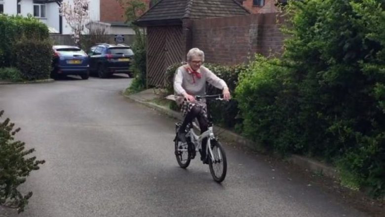 Pensionistes ia vjedhin biçikletën, njerëzit e panjohur ofrojnë t’ia blejnë një të re (Foto)