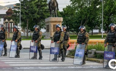 E gjithë policia para Kuvendit të Maqedonisë, situata është e qetë (Foto)