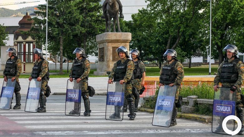 E gjithë policia para Kuvendit të Maqedonisë, situata është e qetë (Foto)