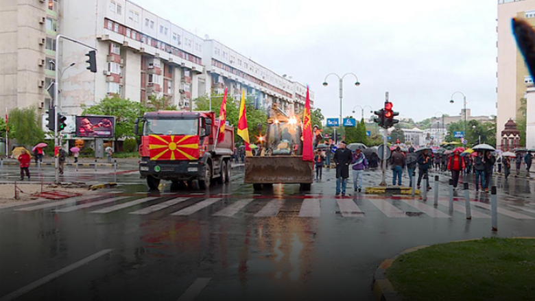 “Për Maqedoni të përbashkët” vazhdojnë me protestat kundër gjuhës shqipe, kërkojnë zgjedhje të reja
