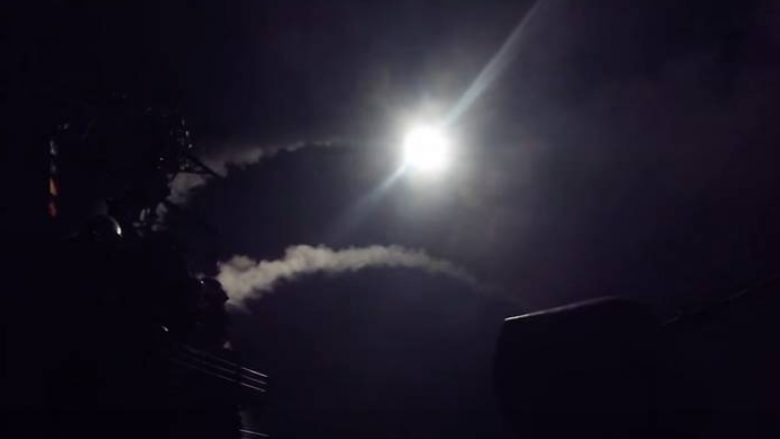 Sulmet amerikane në Siri, pamje që tregojnë nisjen e raketave Tomahawk nga Mesdheu (Video)