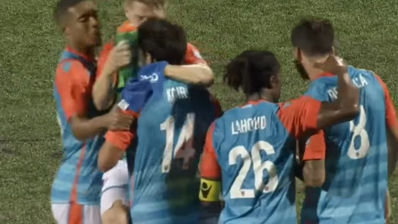 Shqiptari i njohur me emrin Robeto Baggio Kçira shënon gol në minutën e fundit dhe çmend tifozët në Amerikë (Foto/Video)