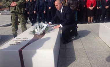 Haradinaj sot bën homazhe te varret dhe shtatoret e figurave historike