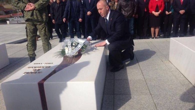 Haradinaj sot bën homazhe te varret dhe shtatoret e figurave historike