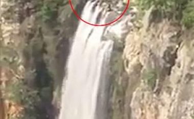Rrezikojnë jetën mbi ujëvarën e lartë 105 metra, vetëm për të bërë një fotografi (Foto)