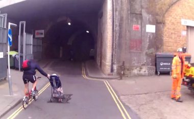 Rrezikon jetën e fëmijës, duke shtyrë karrocën derisa ngiste biçikletën (Video)