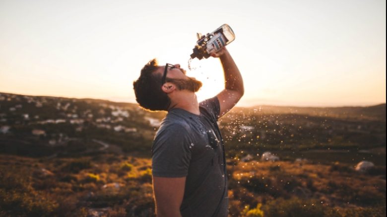 Çfarë ndodh nëse i zëvendësoni të gjitha pijet me ujë?