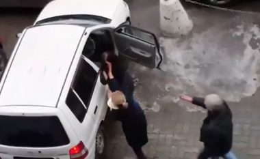 Shikojeni përleshjen e femrave shofere, shkaku i parkingut (Video)