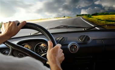 KRSKRr: Vozitësit e ri t’i respektojnë rregullat për kufizimin e shpejtësisë dhe të mos vozisin nën ndikimin e alkooloit