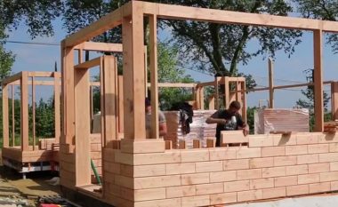 Shtëpi montazhi që nuk e keni parë deri tani: Qe se si ndërtohet shtëpia nga tullat prej druri (Video)