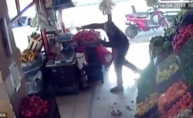 Sulmuesi i armatosur zmbrapset nga shitësi që e godiste me domate (Video)