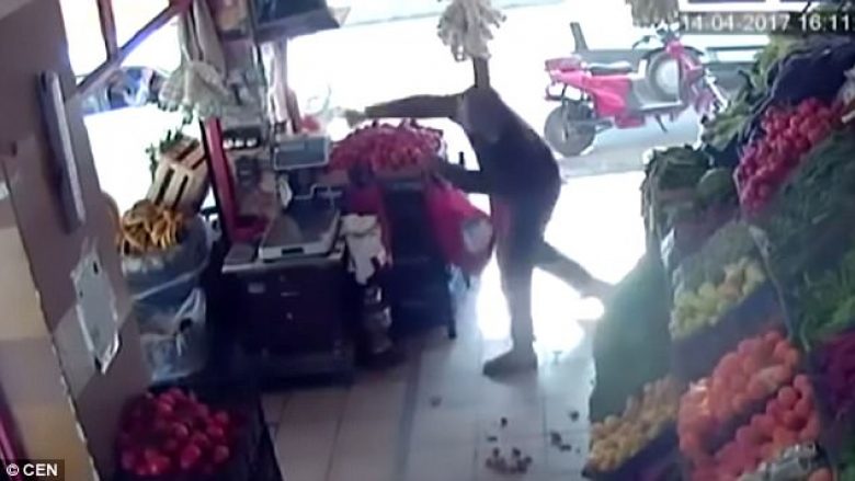 Sulmuesi i armatosur zmbrapset nga shitësi që e godiste me domate (Video)