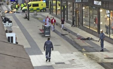 Kryeministri i Suedisë: Sulmi me kamion është një “sulm terrorist”
