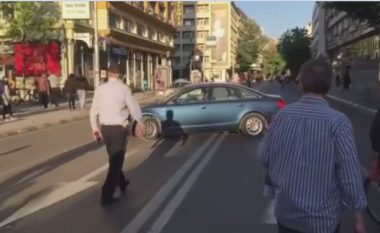 Deputeti Talat Xhaferi gabon rrugën, futet në turmën e protestuesve maqedonas! (Video)