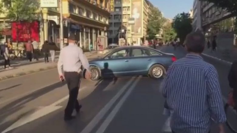 Deputeti Talat Xhaferi gabon rrugën, futet në turmën e protestuesve maqedonas! (Video)