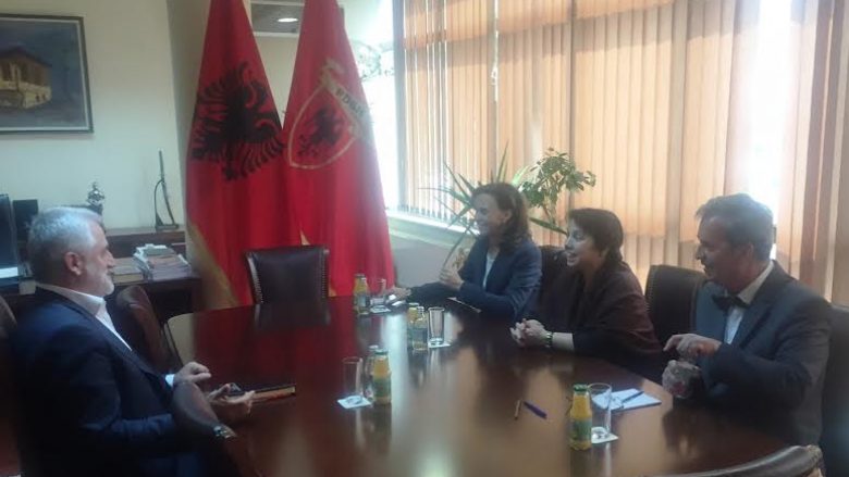 Menduh Thaçi takoi ambasadoren gjermane, Christine Althauser, diskutuan për krizën politike
