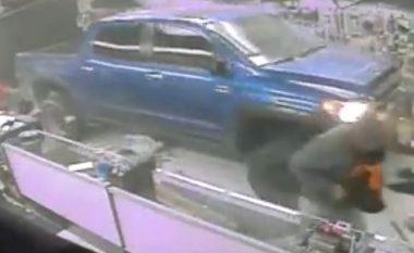 Thyejnë vitrinën me Toyota Tundra dhe hyjnë për të plaçkitur (Video)