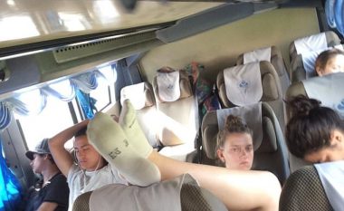 Pasagjerja shtrinë këmbët në mbështetësen e karriges së trenit (Video)