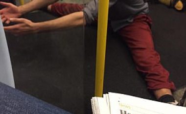 Udhëtari bëri ushtrime joga në mes të trenit (Foto)