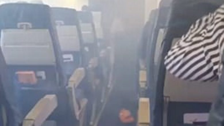 Udhëtarët në panik, shkaku i tymit që mbushi aeroplanin (Video)