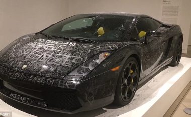 Vizitorët e ekspozitës gërvishtën një Lamborghini Gallardo (Video)
