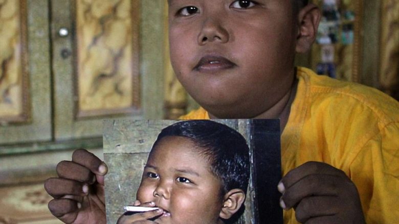 Vogëlushi që tymoste nga 40 cigare në ditë, tani është i shëndoshë dhe nxënës i shkëlqyer (Foto)