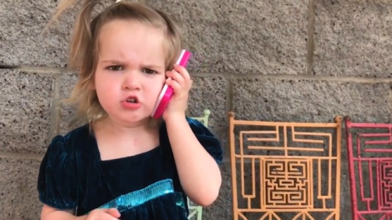 Dyvjeçarja bëhet sikur po ndahet me të dashurin, përmes telefonit lodër (Video)