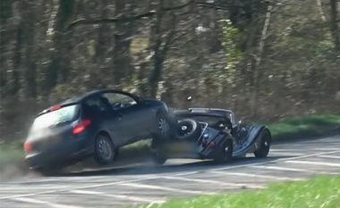 Vozitësi i makinës së vjetër nuk i respektoi rregullat, gati e pësoi shumë keq (Video)