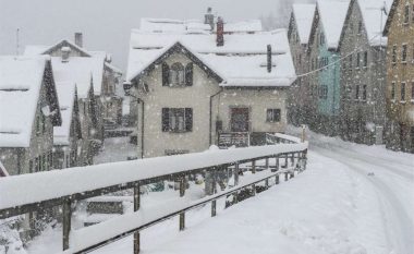 Në Zvicër, shtresa e borës deri në 30 centimetra – kaos në trafik