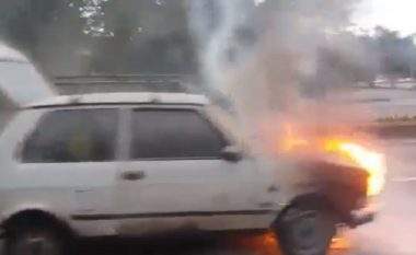 Dramë në Shkup, digjet ‘Yugo’, shoferi kërcen në rrugë (Video)